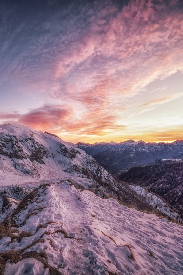 Небо над заснеженными Альпами