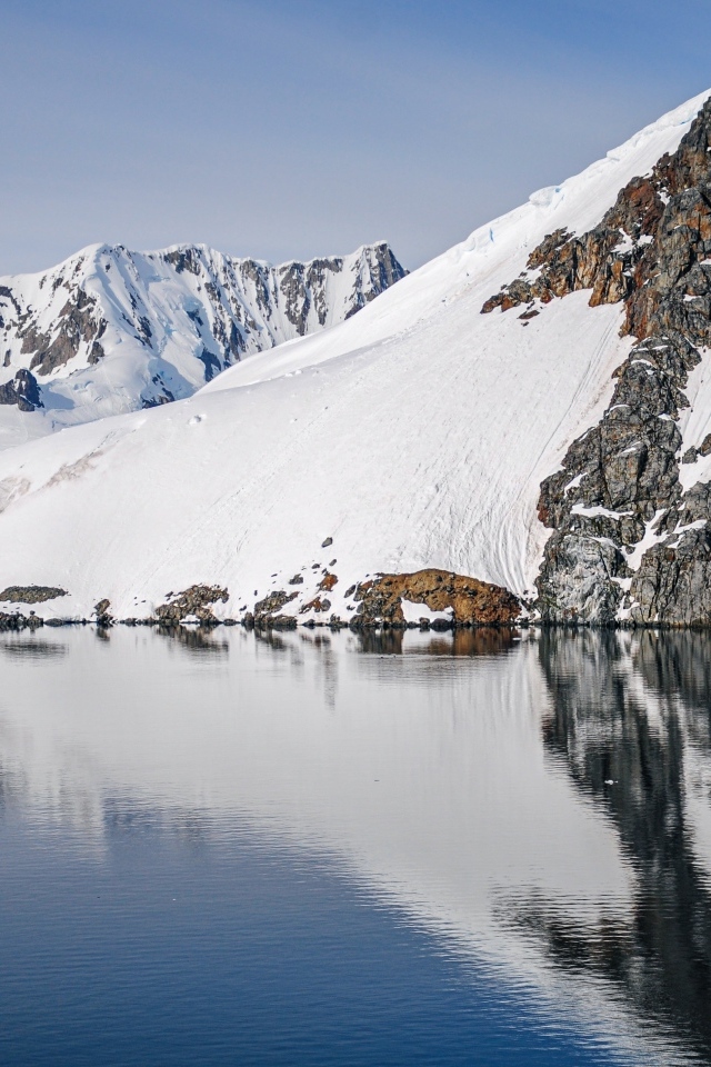 Заснеженная гора отражается в воде
