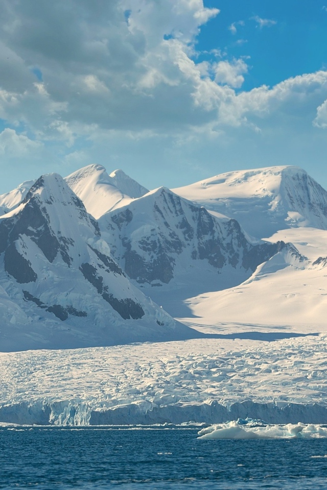 Заснеженные горы на берегу Арктики