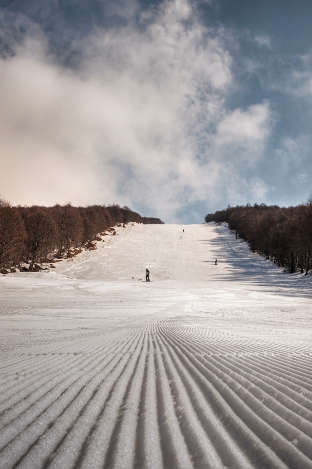 Покрытый снегом спуск с горы