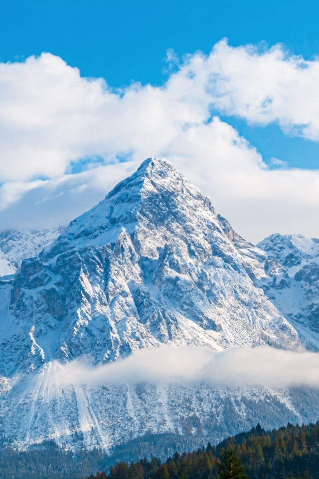 Заснеженные Доломитовые Альпы под голубым небом 