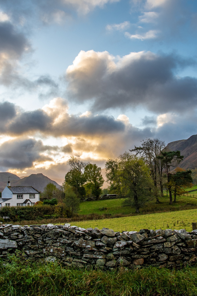 Восход солнца над горами у фермы