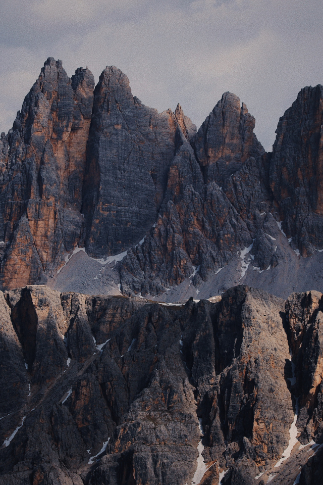 Грозные острые вершины гор крупным планом