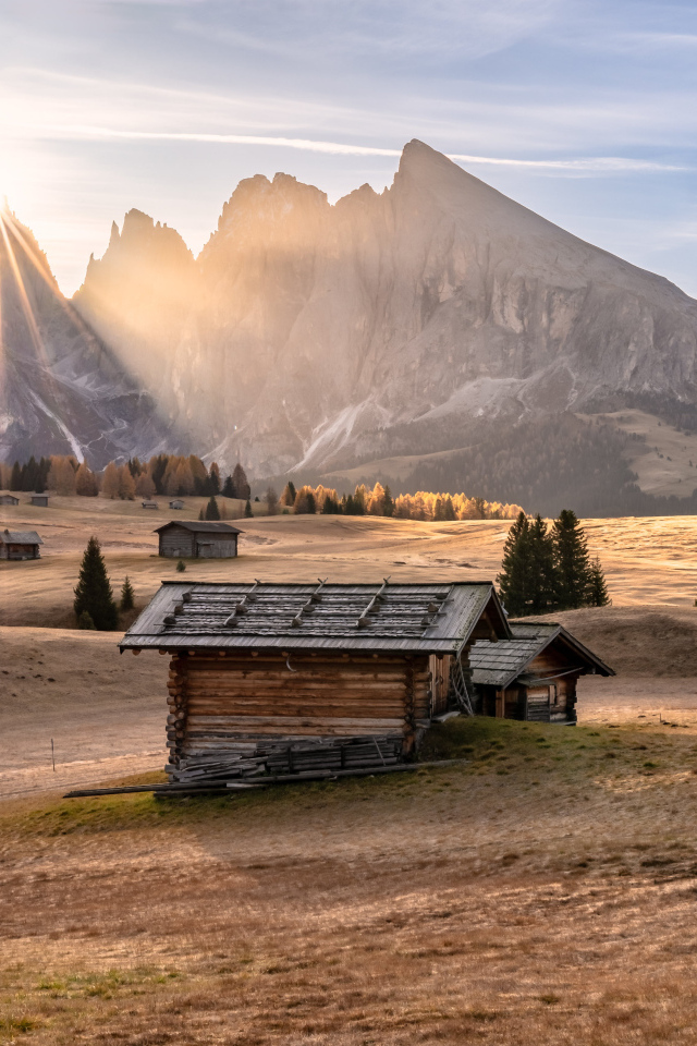 Яркое солнце осветило хижину в горах