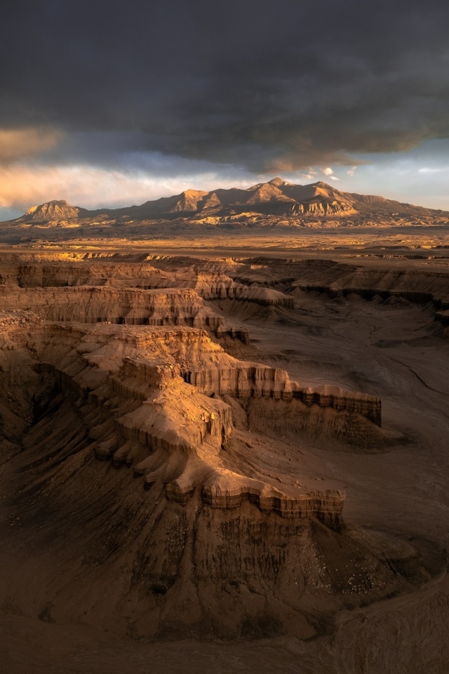 Вид на каньон под грозовым небом