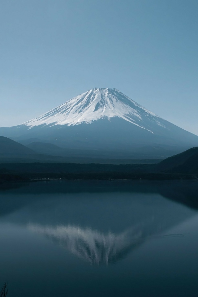 Вид на заснеженную гору Фиджи