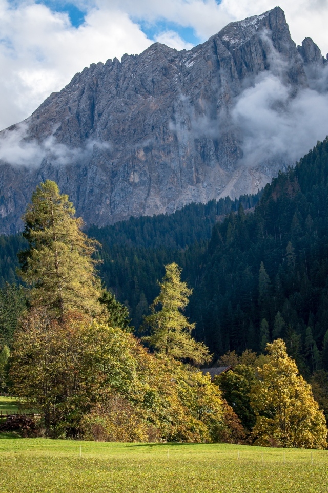 Белый туман над высокими каменными горами