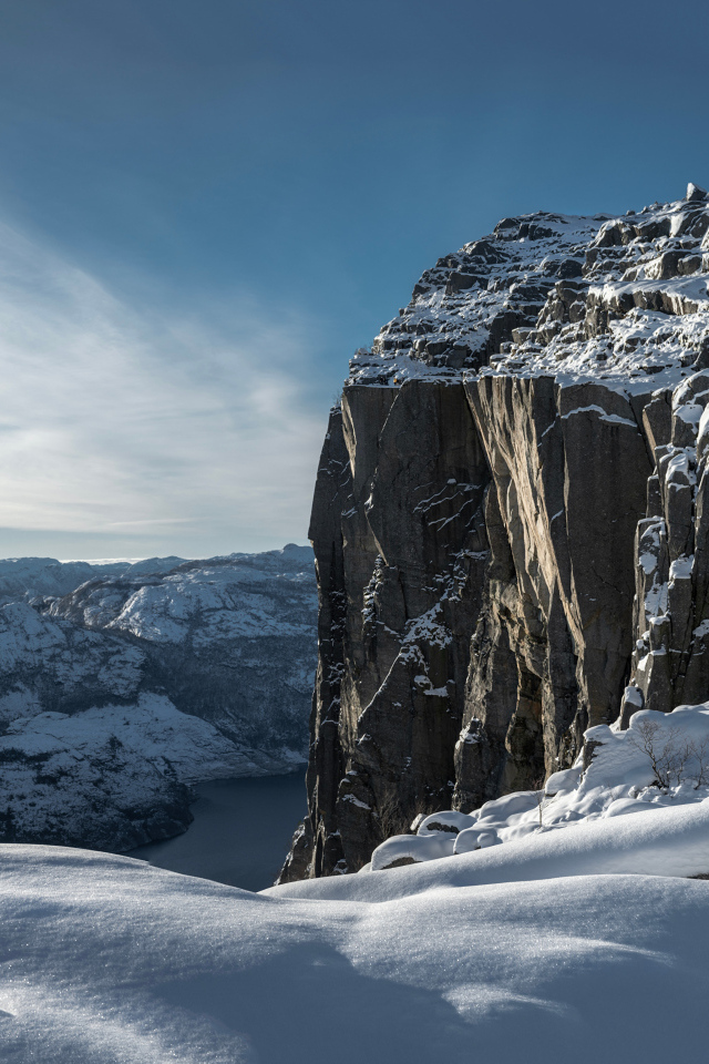 Высокая покрытая снегом гора