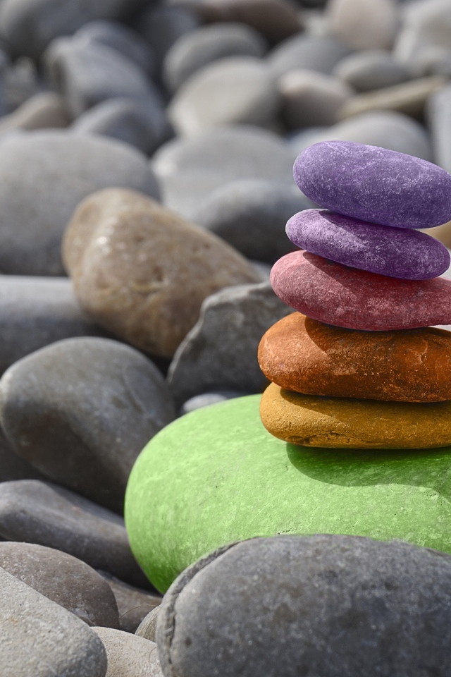 Пирамида из разноцветных камней на берегу