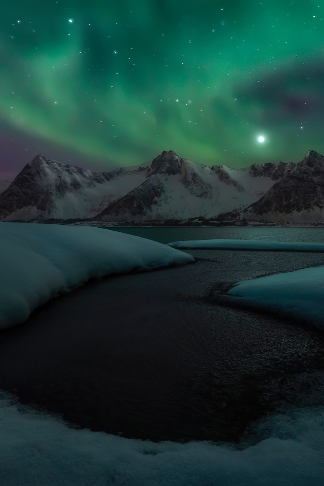 Полярное сияние над озером зимой