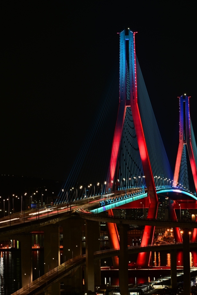 Красивый большой мост через реку