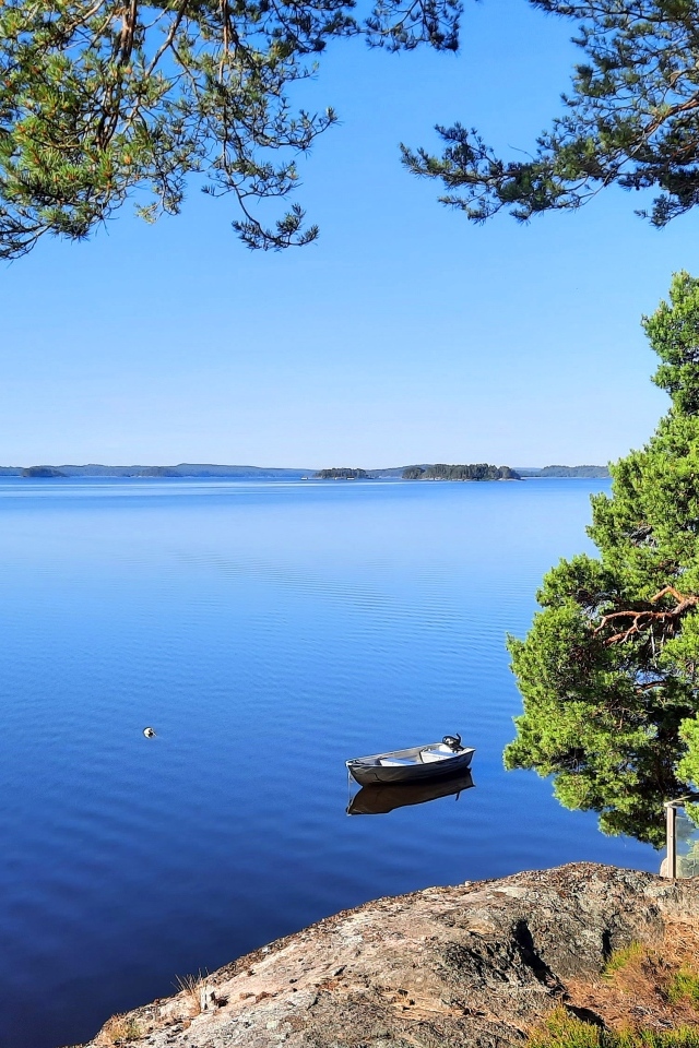 Красивый вид с утеса на спокойное озеро 