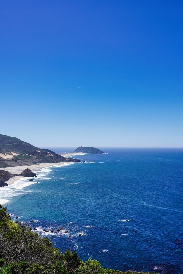 Красивый вид с горы на океан и небо