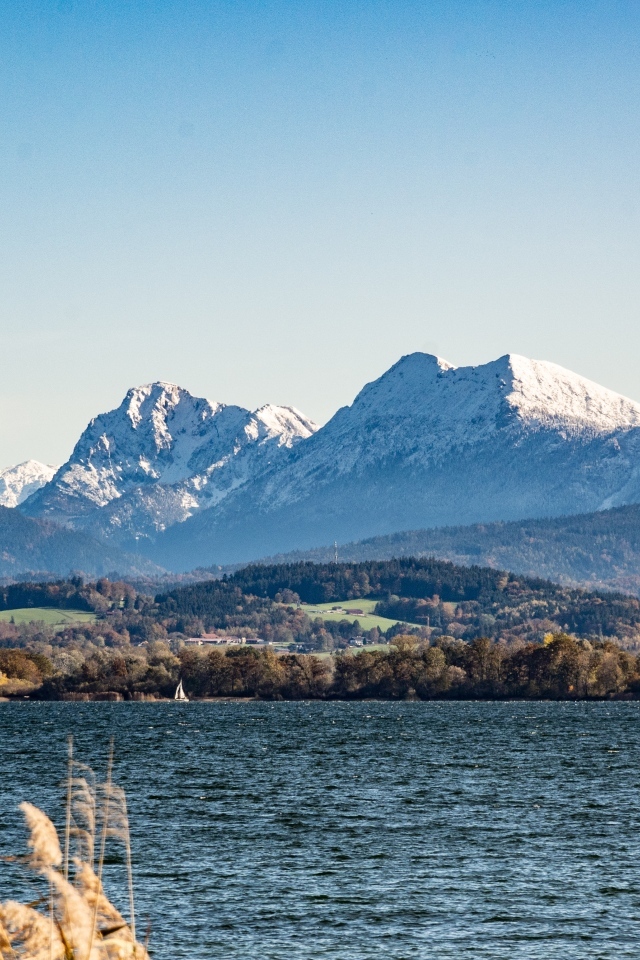 Голубое небо над горой у озера