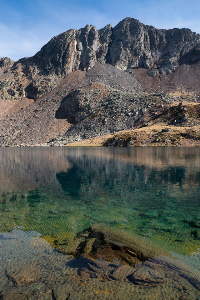 Прозрачная вода в карьере у гор