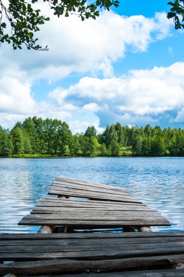 Ветхий деревянный мост у реке