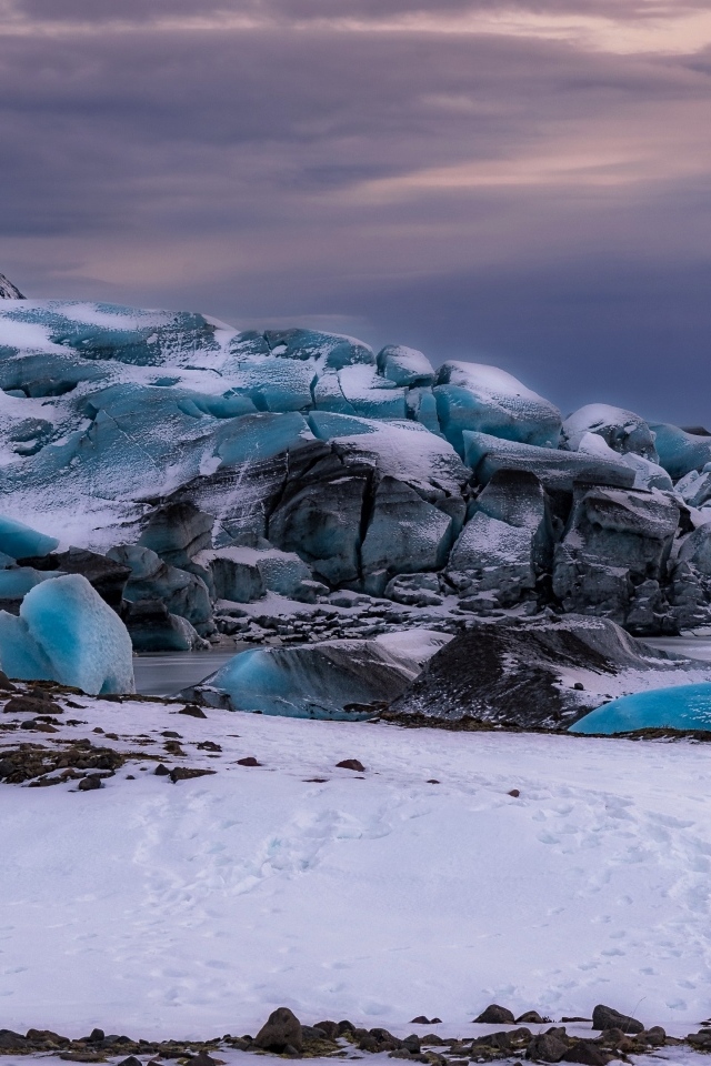 Заледеневшие глыбы на берегу