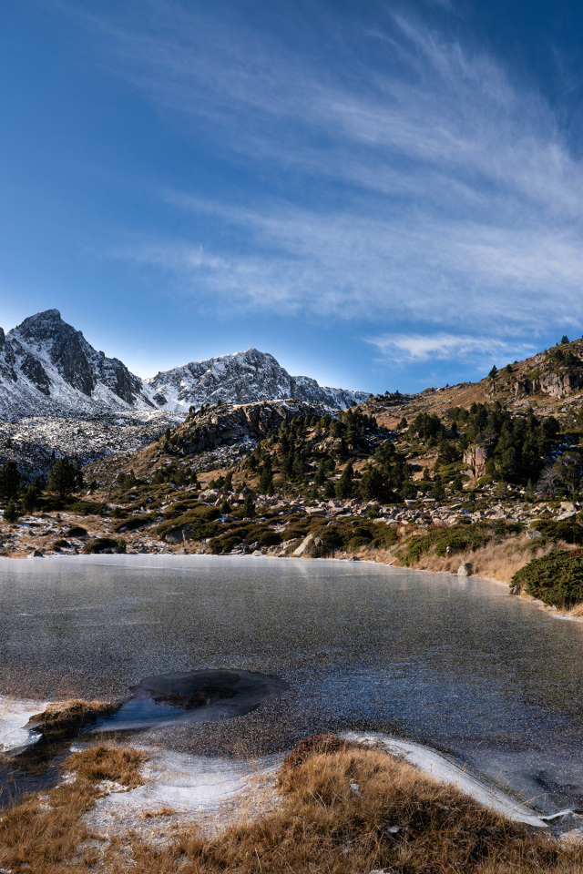Заледеневшее маленькое озеро в горах