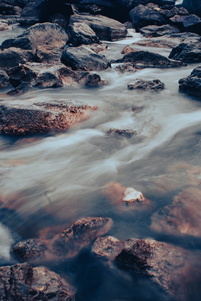 Много камней в быстрой горной реке