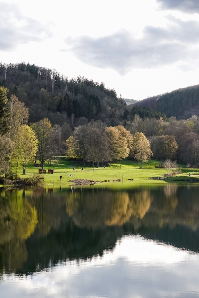 Красивый вид на озеро и парк