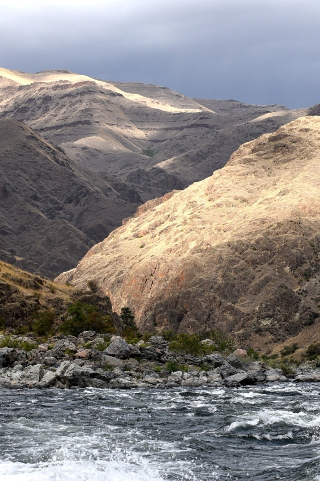 Река у горного массива