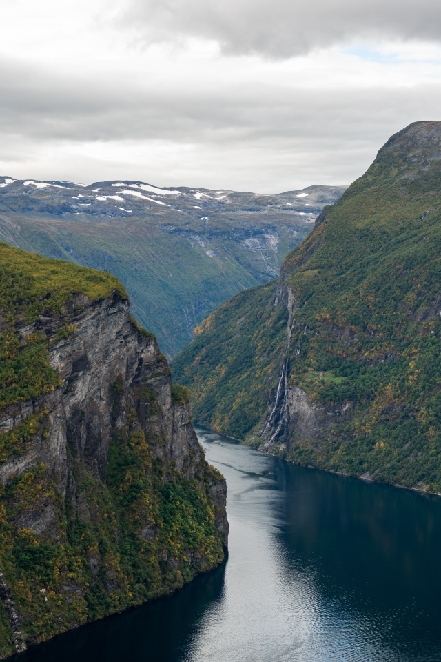 Река протекает между высоких гор 