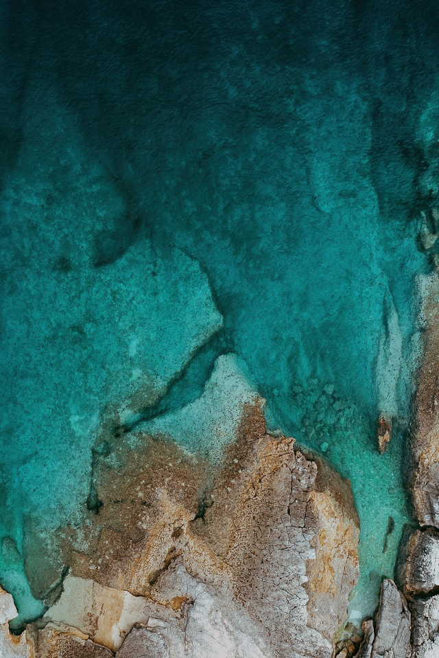 Вид сверху на дно озера