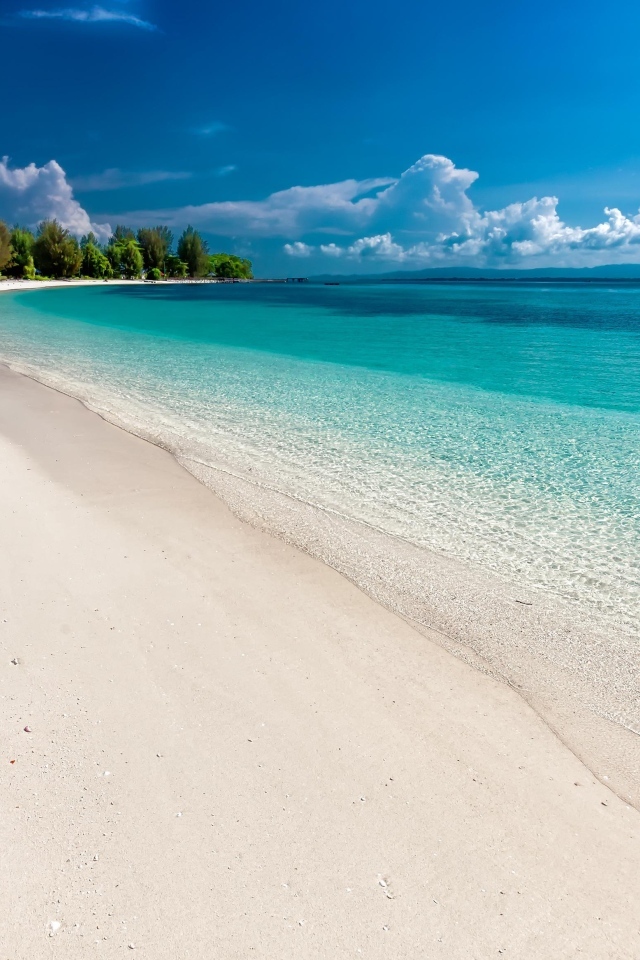Красивая голубая вода океана на берегу с белым песком