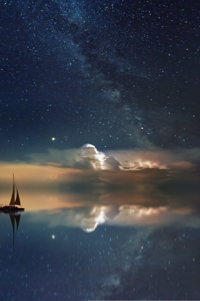 Красивое ночное небо отражается в море