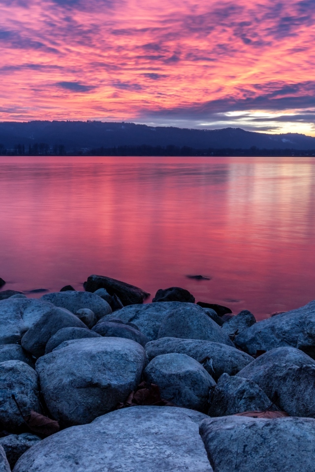 Красивый красный закат над заливом