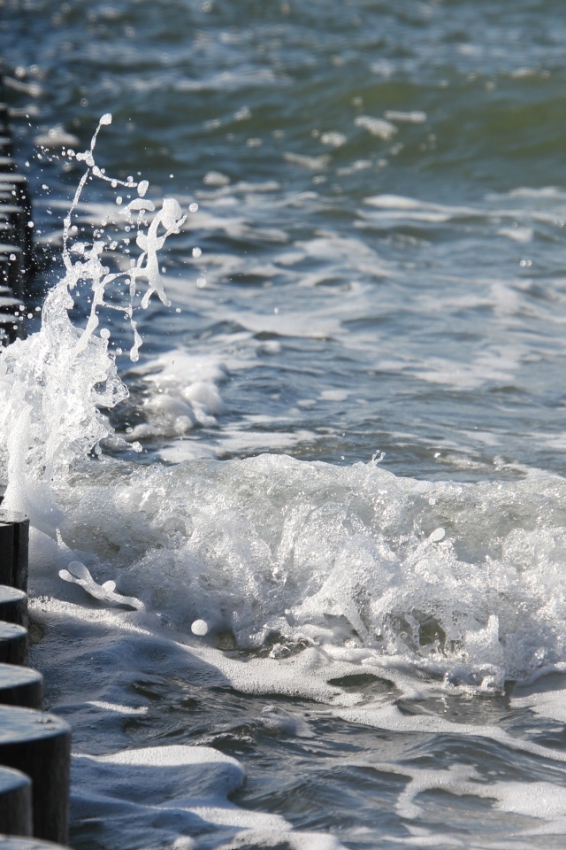 Красивая морская пена у берега крупным планом