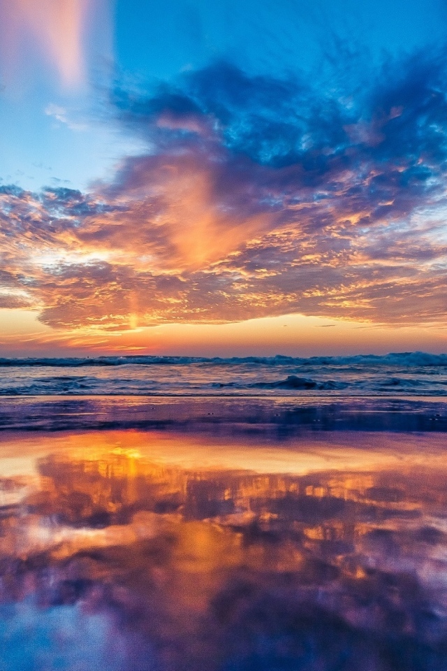 Красивое небо отражается в морской воде на рассвета