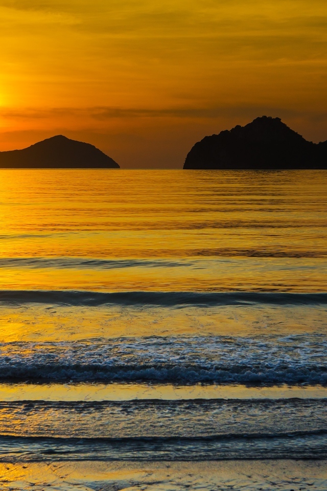 Красивый закат над спокойным морем летом