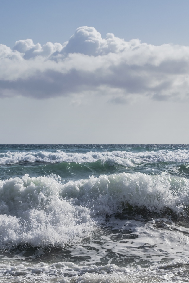 Большое белое облако над бушующим морем