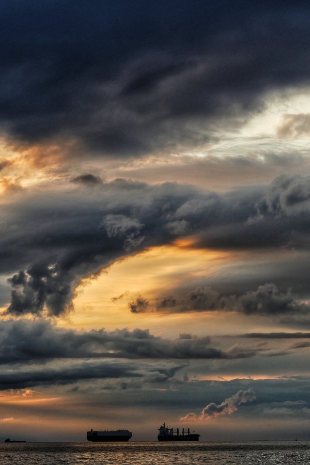 Черное грозовое небо над морем