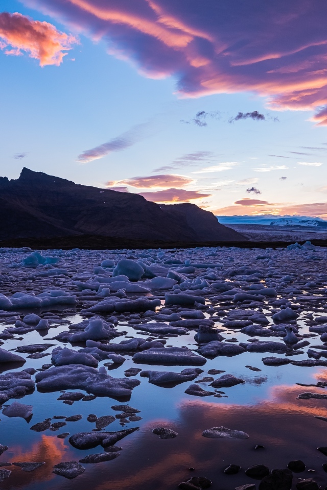 Глыбы льда на берегу в воде 
