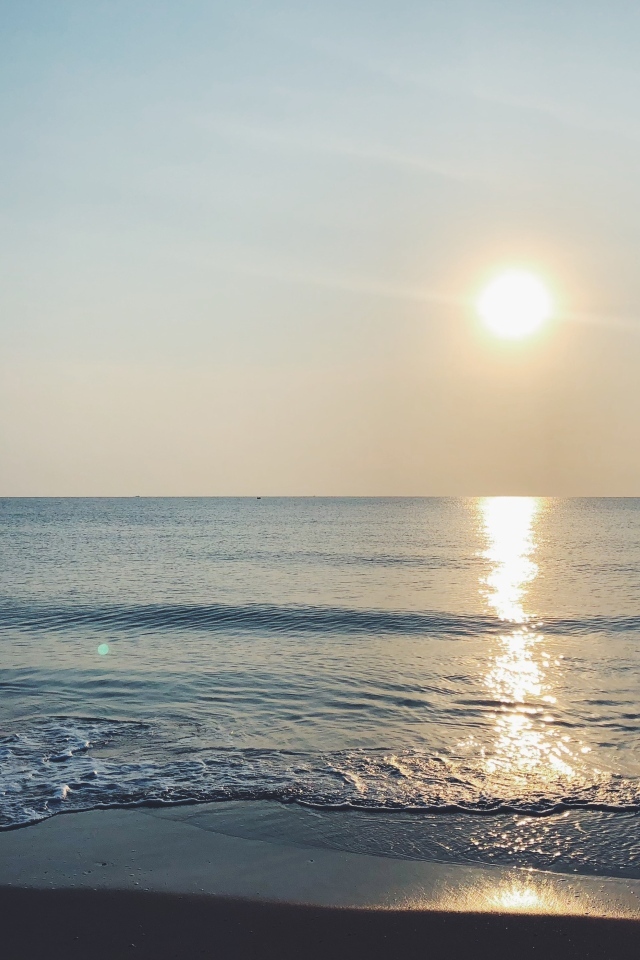 Яркое солнце над спокойным морем летом