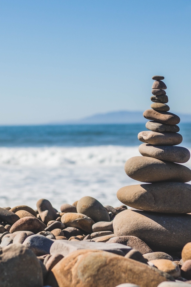 Пирамида из камней на берегу у моря