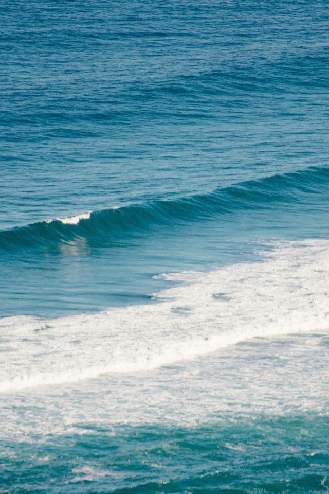 Тихая голубая морская вода крупным планом