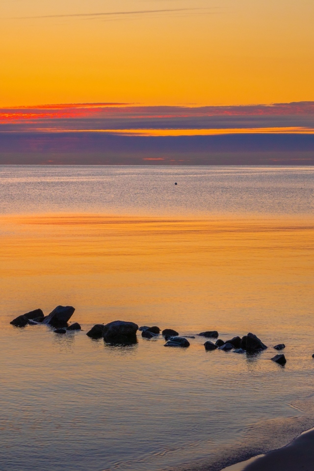Спокойное теплое море на закате в сумерках