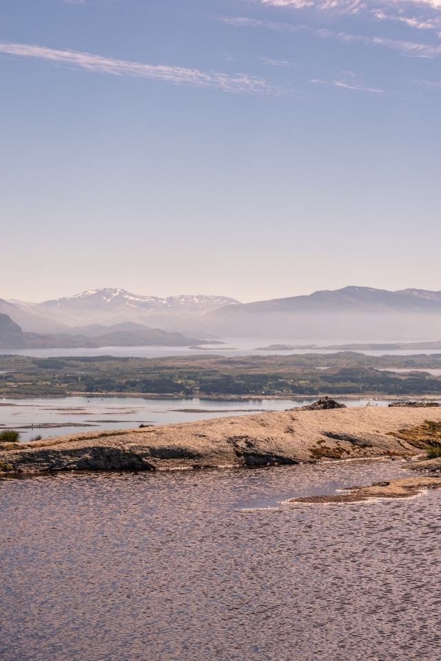 Спокойная вода в заливе под голубым небом летом