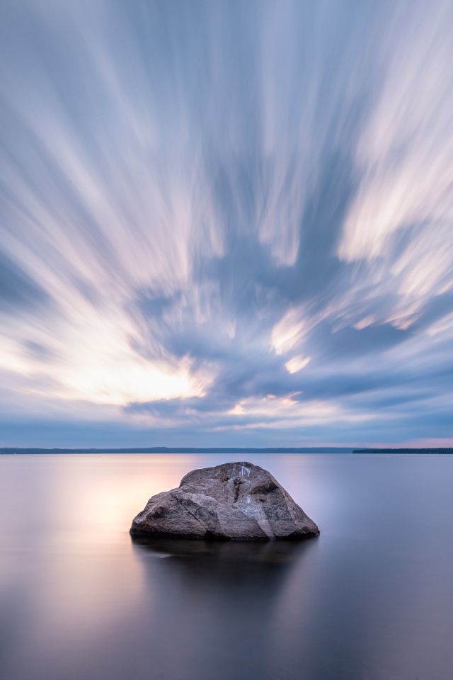 Большой камень в воде под красивым небом