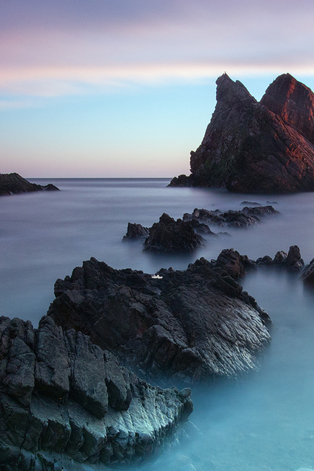 Большие камни в холодной морской воде