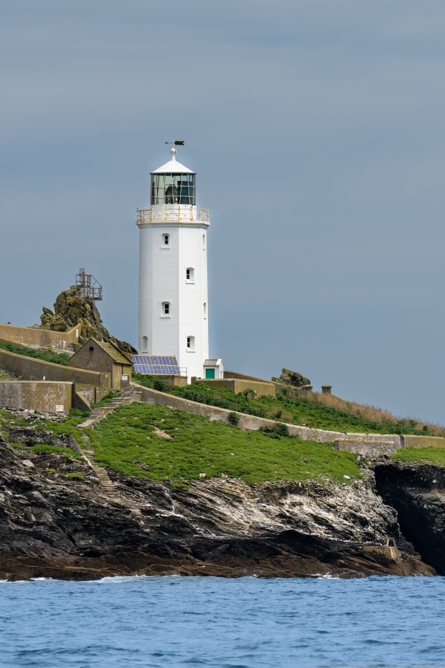 Маяк на острове в море