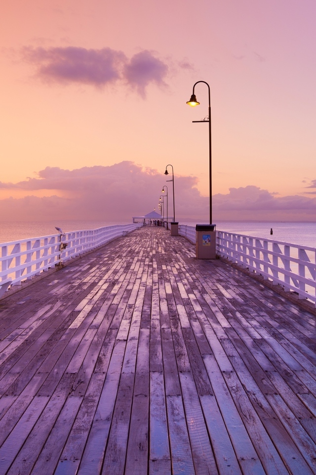 Длинный деревянный мост у моря