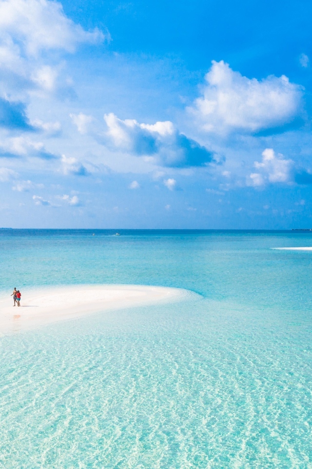 Низкое небо над голубой водой океана