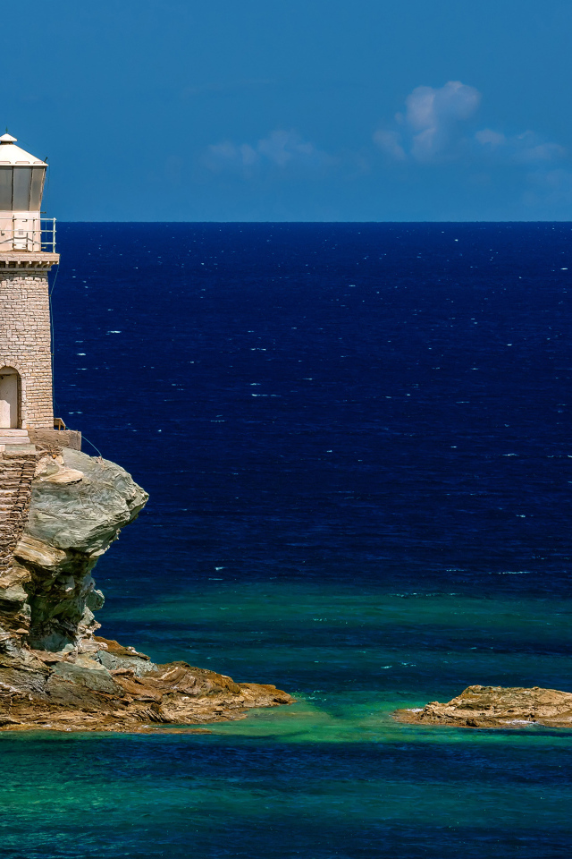 Старый маяк на каменном острове в море