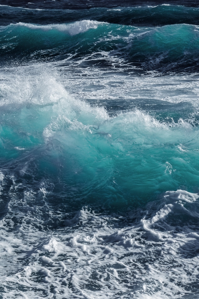 Бушующая голубая вода моря