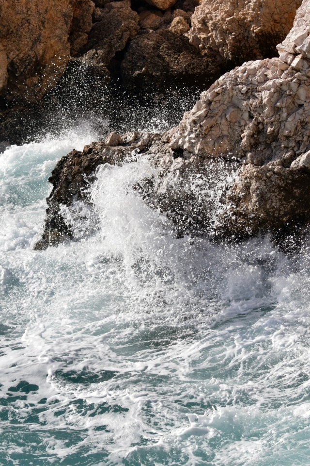 Бушующие морские волны бьются о камни