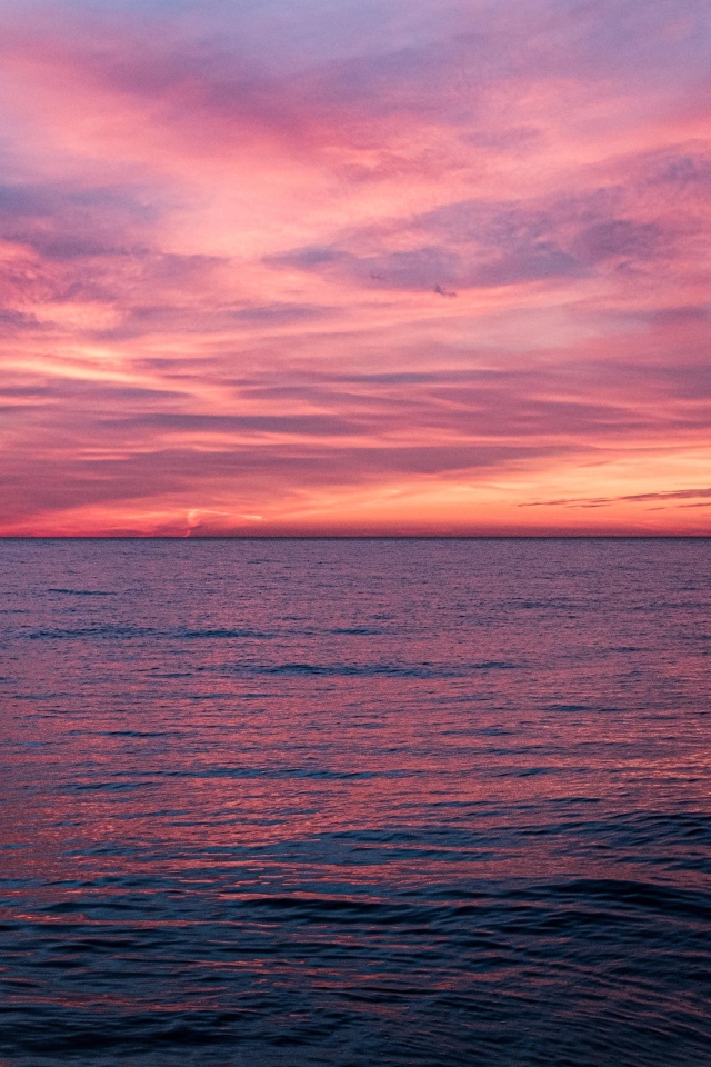 Красный закат над спокойным морем